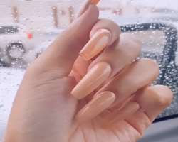 She is a huge fan of nail arts and could be seen with stylish nails in her videos.